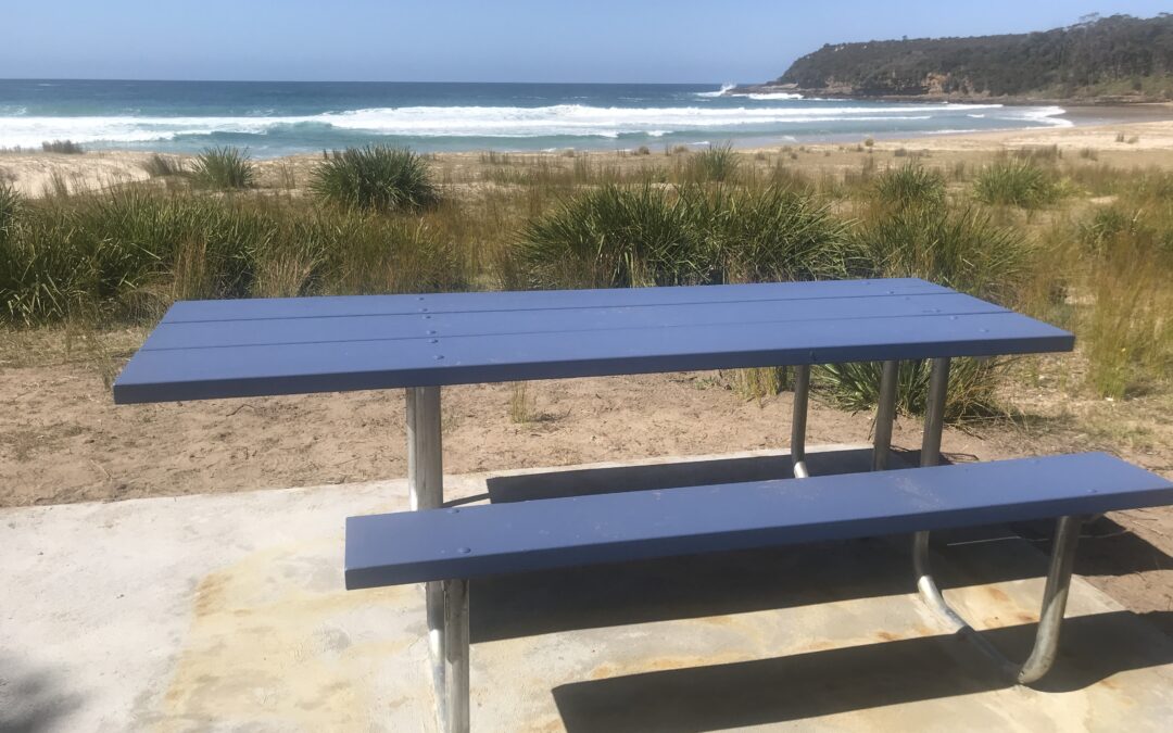 Boomer Crescent Reserve Table and Chairs – Installed